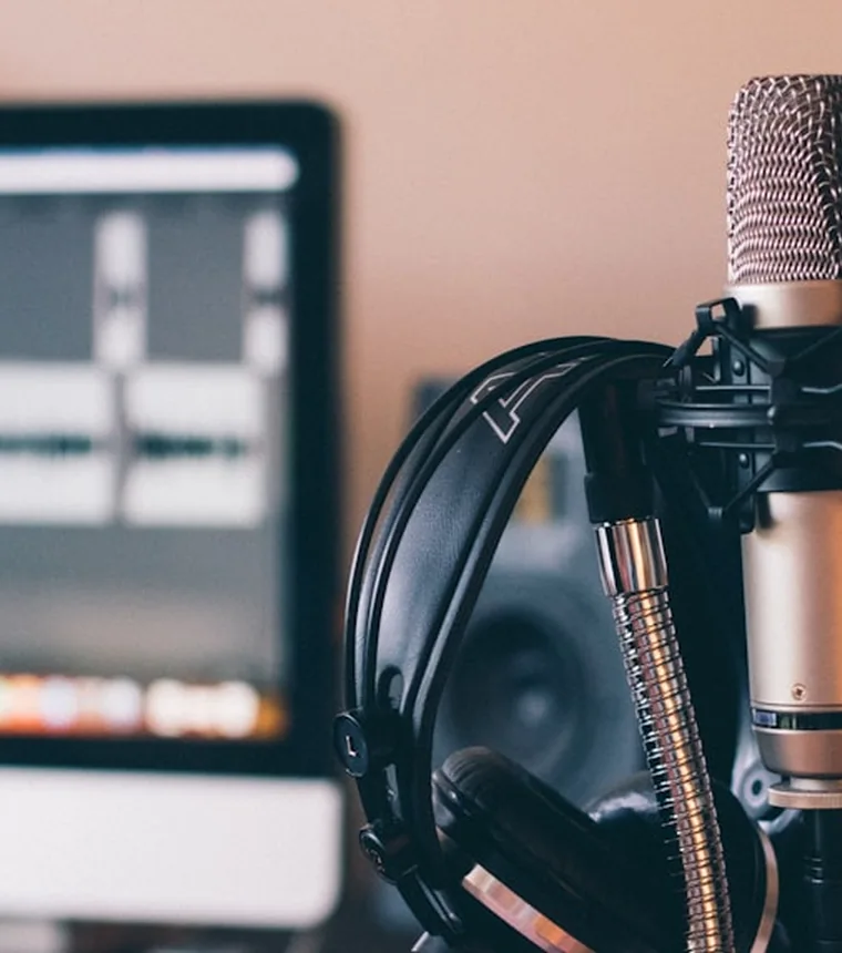 Microfono da studio pronto per una conversazione registrata
