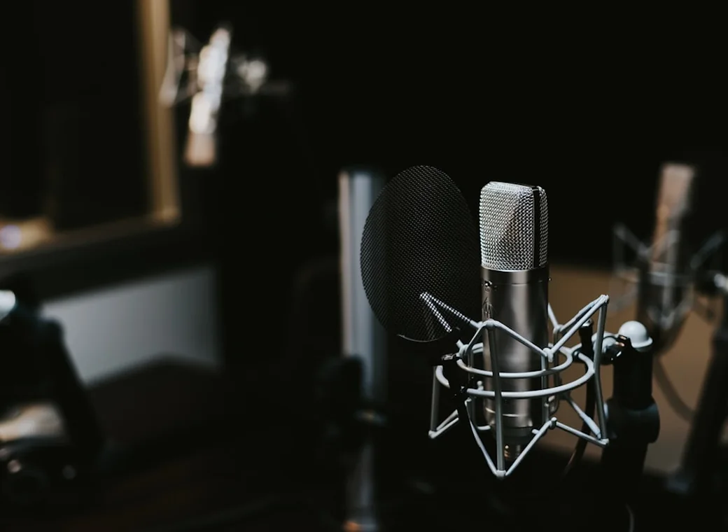 Postazione di registrazione con microfono, cuffie e strumenti audio